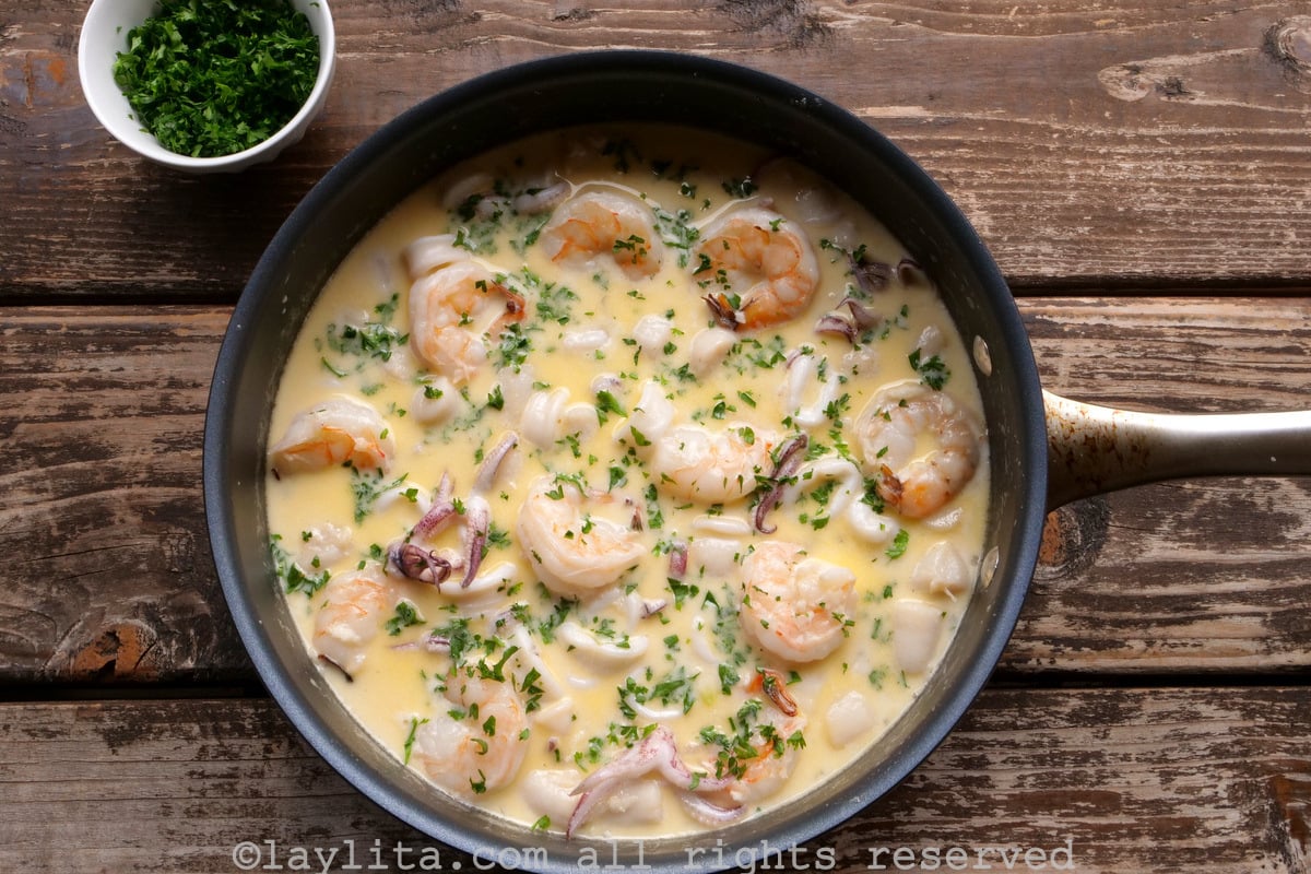 Seafood with creamy garlic